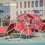 У більшості шкіл в країні немає ігрових майданчиків.
